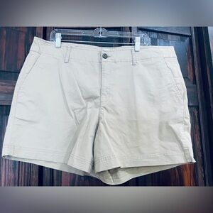 Gap‎ khaki shorts size 18 5” seem NWT